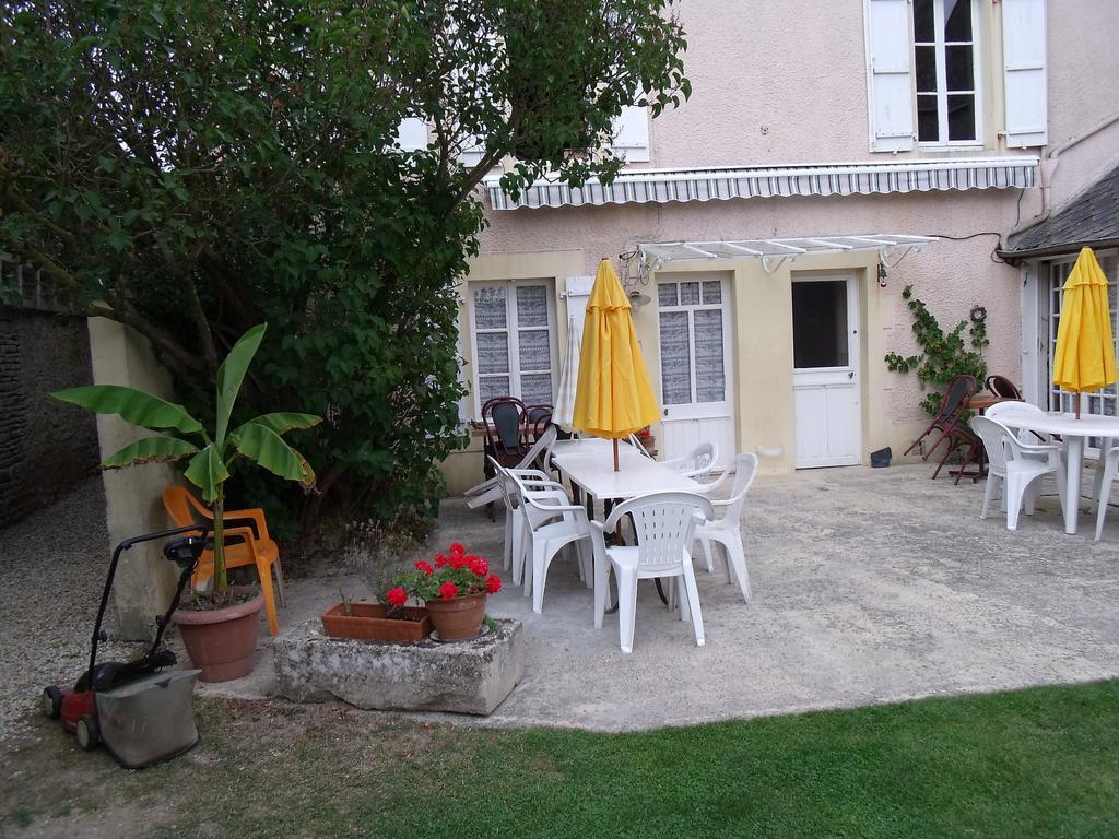 Chambres Et Tables D'Hotes A L'Auberge Touristique Meuvaines Exterior foto